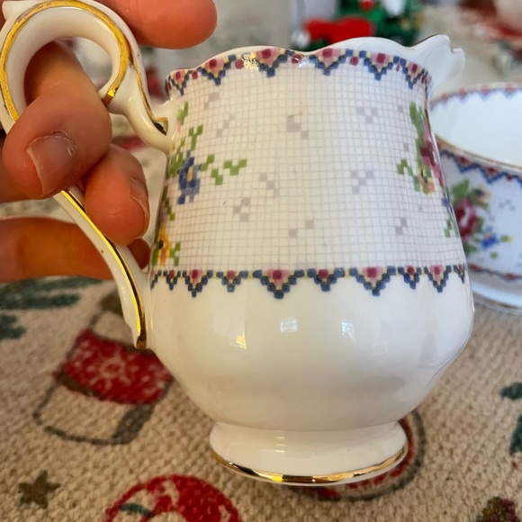 Mint Condition. Royal Albert Cream and Sugar Set. - Picture 2 of 7